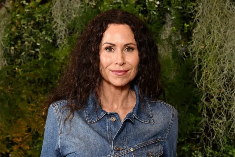 Minnie Driver smiling at a red carpet event.
