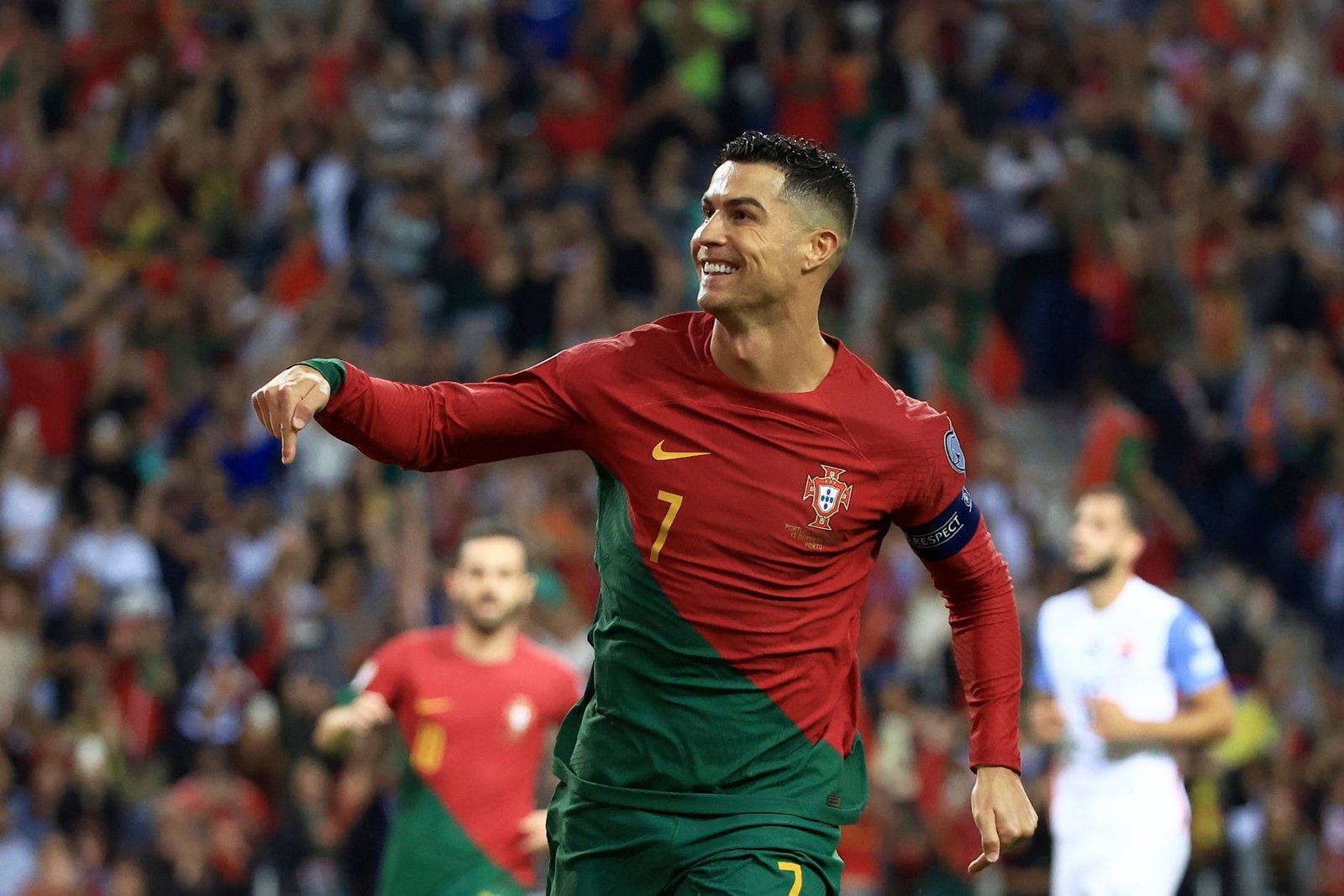 Cristiano Ronaldo in suit smiling, symbolizing his $500 million net worth in 2025