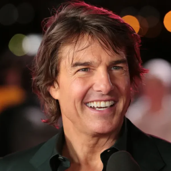 Tom Cruise smiling on the red carpet in a black suit – one of Hollywood’s highest-paid actors in 2025