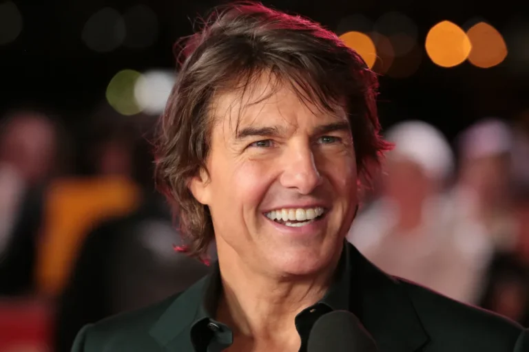Tom Cruise smiling on the red carpet in a black suit – one of Hollywood’s highest-paid actors in 2025